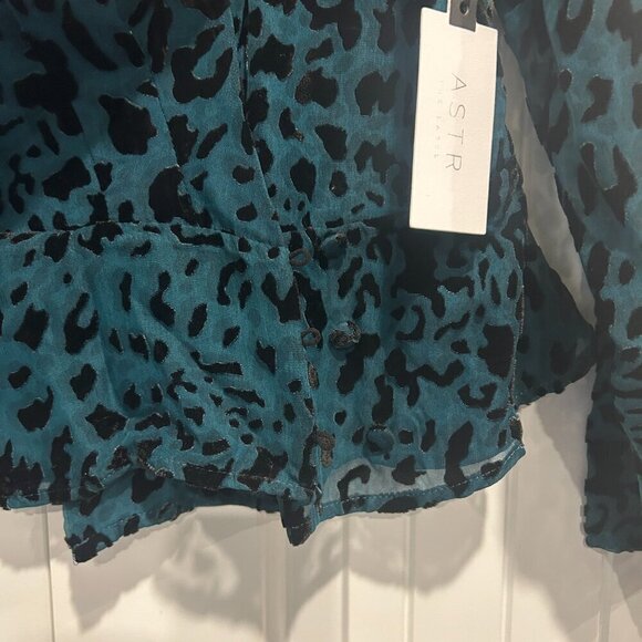 ASTR The Label Teal Leopard Wrap Blouse with Shoulder Pads Women’s Size XL - Picture 5 of 11